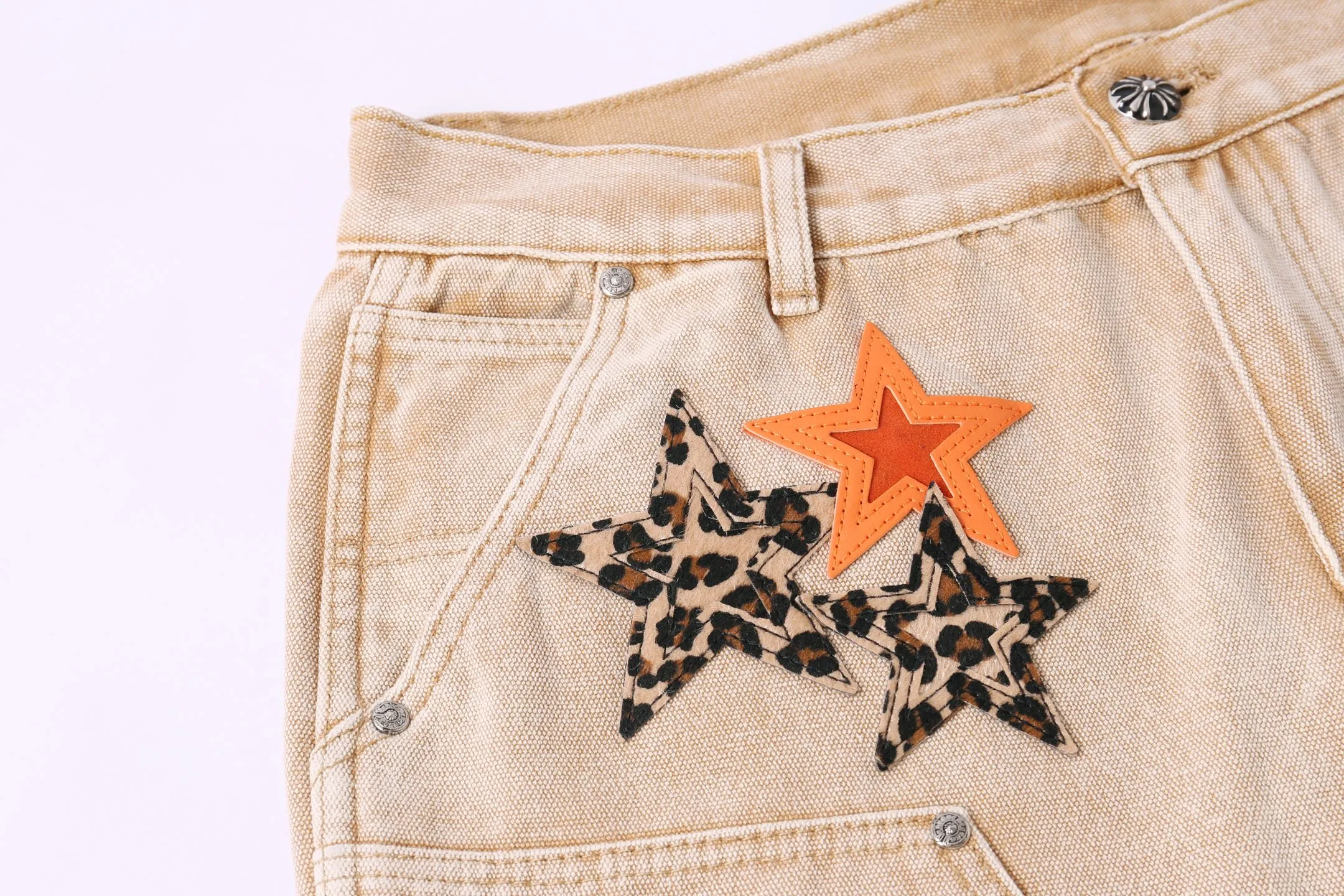 p310 Style number: H886 Crow Heart & 𝐂𝐡𝐫𝐨𝐦𝐞 𝐇𝐞𝐚𝐫𝐭 ss25 new Fontainebleau limited workwear logging pants leopard print orange star patchwork couple style loose jeans. Styles with different washed textures are very friendly to people with thin legs. The slightly flared version perfectly modifies the leg shape. The timeless and moderate length makes it easy to match and match. It is the basis for various styles and is a must-have in your wardrobe! The fabric is stiff but also makes the upper body soft without losing texture. The washing process is even more perfect. It is a must-have item for everyone! ! ! Washed wheat, tag, pants label, three labels complete Color: Khaki Size: 28-30-32-34-36
